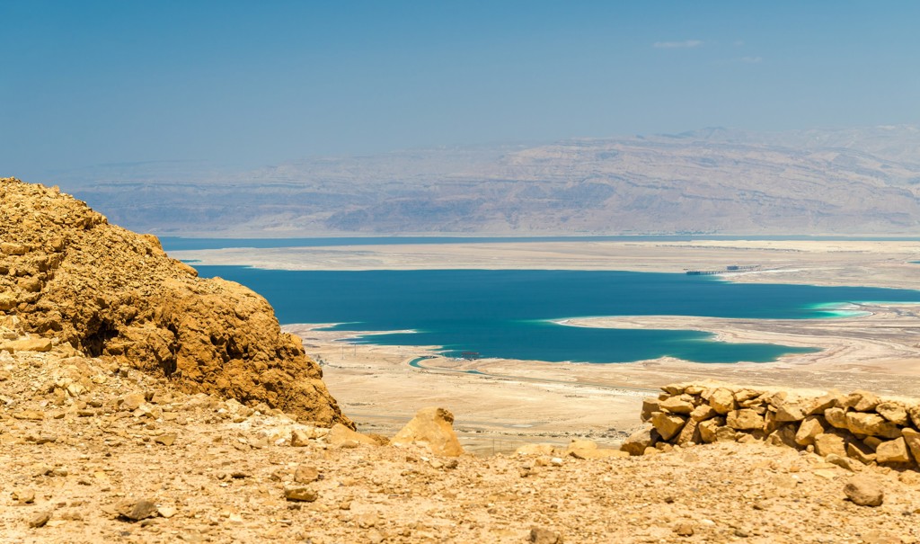 Uitzicht op de Dode Zee met woestijnlandschap en bergen tijdens een groepsrondreis in Israël en de Palestijnse gebieden.