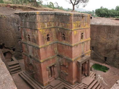 Uit rots gehouwen kerk in Lalibela, Ethiopië, met trappen en binnenplaats.