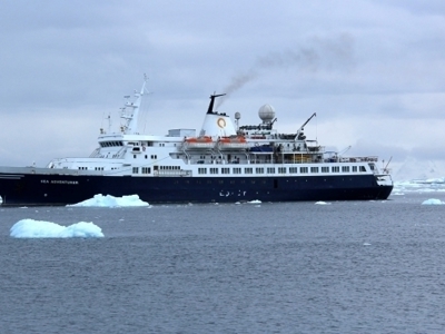 Expeditieschip vaart tussen drijvend ijs in de wateren rond Spitsbergen.