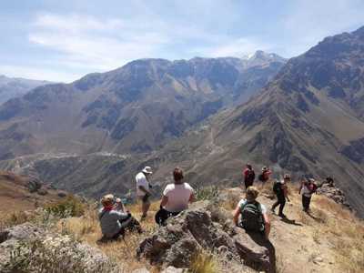Wandelaars genieten van het uitzicht over de Andes tijdens de route Peru incl. Amazone.