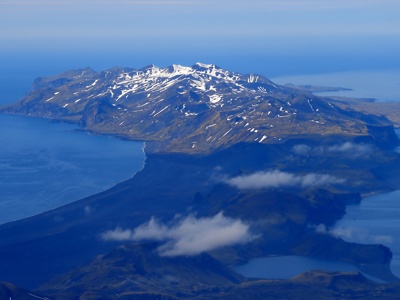 het bergachtige Jan Mayen met besneeuwde toppen en kustlijn in de Noord-Atlantische Oceaan.