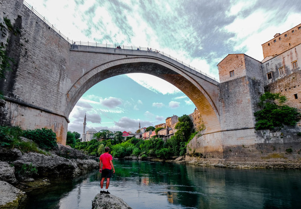 Uitzicht op de Stari Most-brug in Mostar tijdens een fietsvakantie op de Balkan.