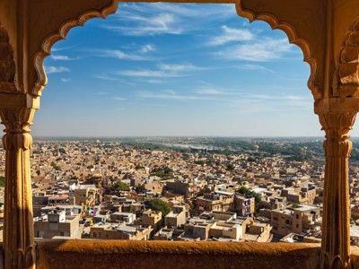 Uitzicht over Jaisalmer door een sierlijke boog van het fort, tijdens de route Noord-India en Nepal.