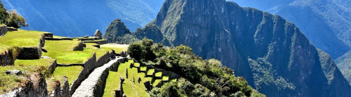 Uitzicht vanaf Huayna Picchu op Machu Picchu en de omliggende Andesbergen in Peru.
