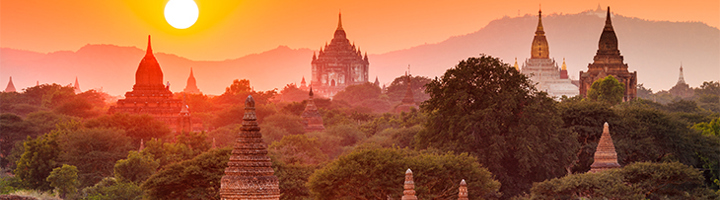 Zonsondergang boven tempels in Bagan, Myanmar.