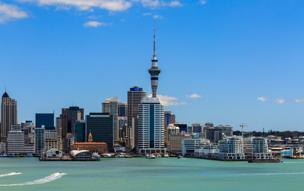 Skyline van Auckland met de Sky Tower aan de haven, Nieuw-Zeeland.