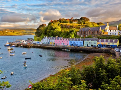 Kleurrijke havenhuisjes en boten in Portree op Isle of Skye, Route Schotland.