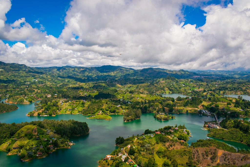 Panorama van het Guatapé-stuwmeer met groene heuvels en eilandjes tijdens een 22-35ers reis in Colombia.
