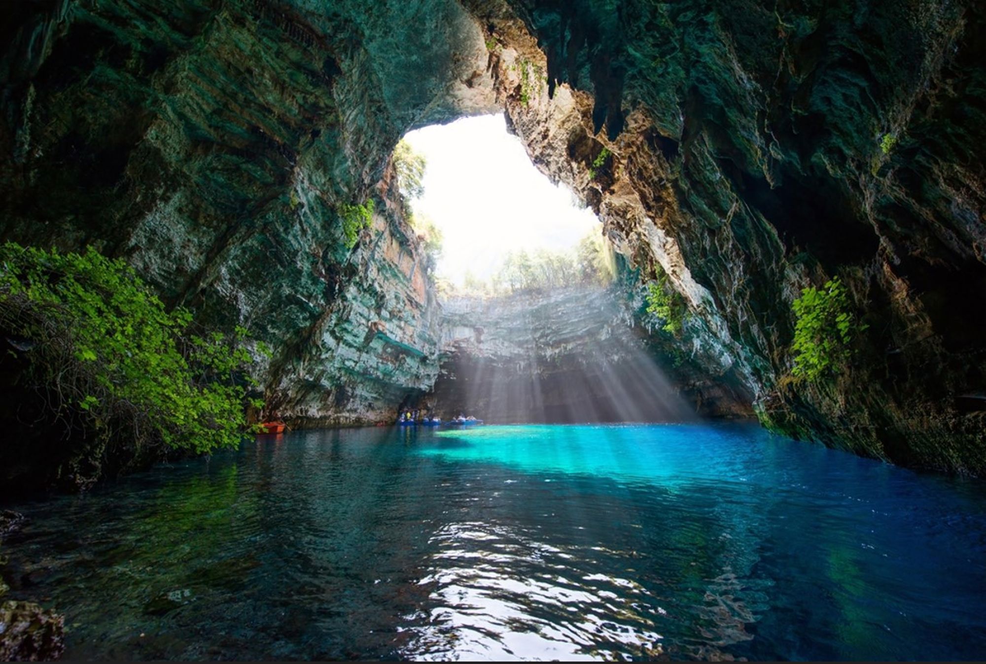 Zonlicht in de Melissani-grot met turquoise water op Kefalonia, Griekenland.
