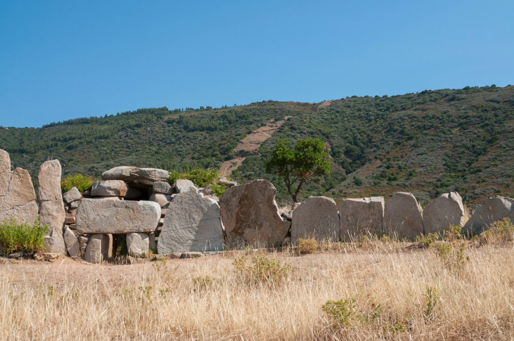 Megalithisch stenen monument in het heuvelachtige landschap van Sardinië, Italië.