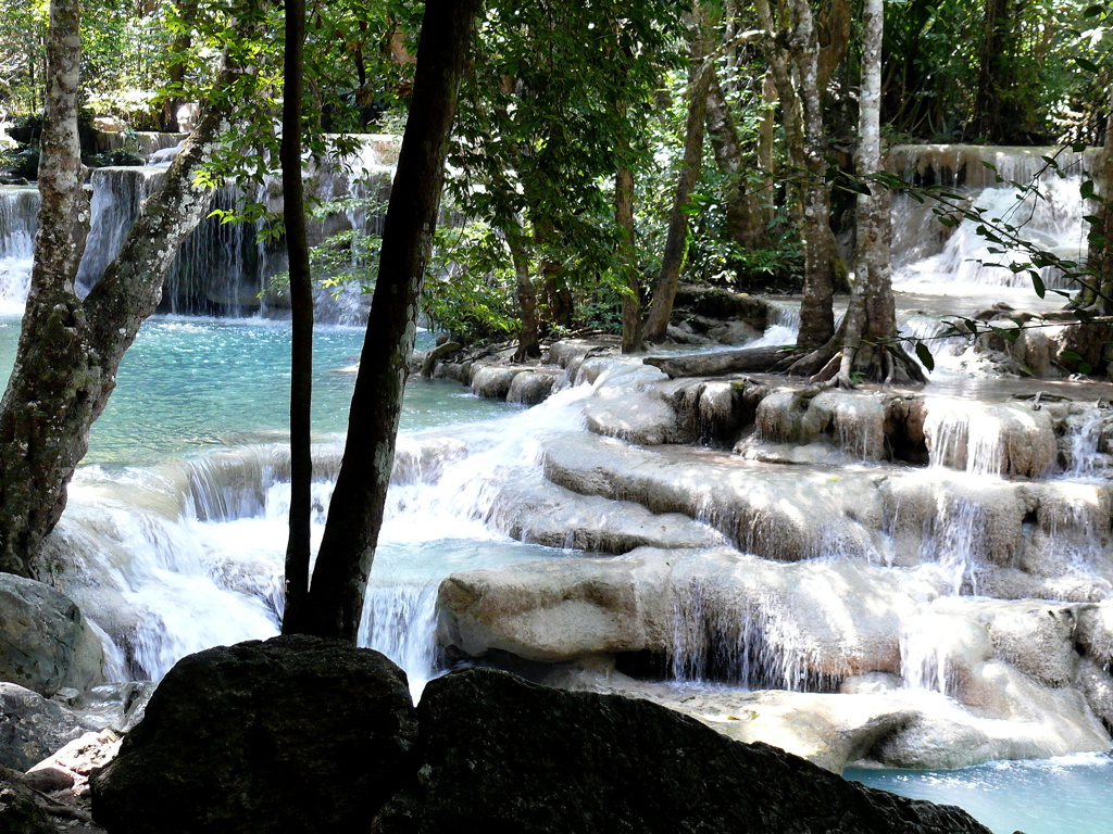 Waterval met turquoise poelen in het regenwoud tijdens een rondreis door Zuid-Thailand.