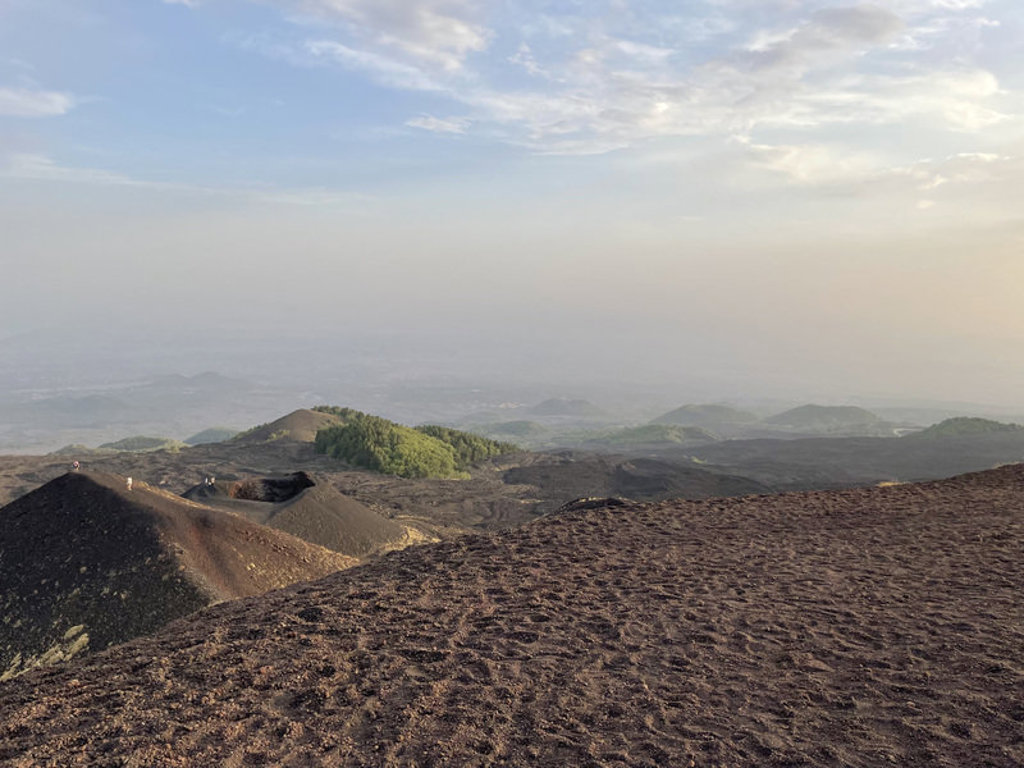 Uitzicht over de kraters en lavavelden van de Etna op Sicilië bij zonsopgang.