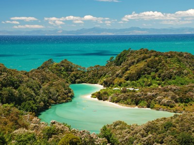 Uitzicht op turquoise baaien en stranden in Abel Tasman National Park, route Nieuw-Zeeland.