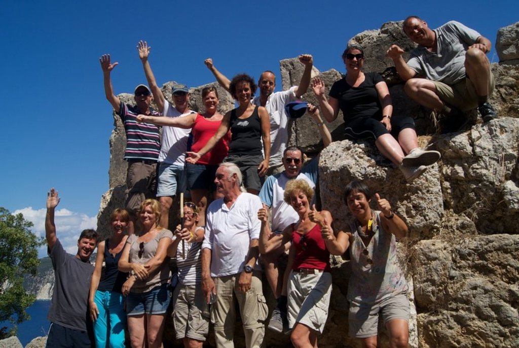 Wandelaars rusten in de schaduw bij een drinkpauze tijdens de wandelvakantie op Evia, Griekenland.
