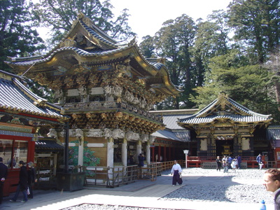 Versierde tempelpoorten en schrijn in Nikko, Japan, op de route Japan familiereis.
