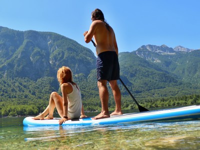Suppen op het meer van Bohinj in Slovenië, met uitzicht op de Julische Alpen.