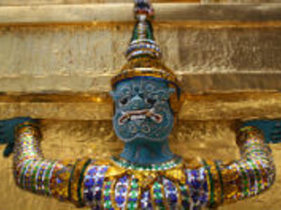 Thaise tempelwachter met blauw gezicht en mozaïekdetails bij een tempel op Phuket of Ko Samui.