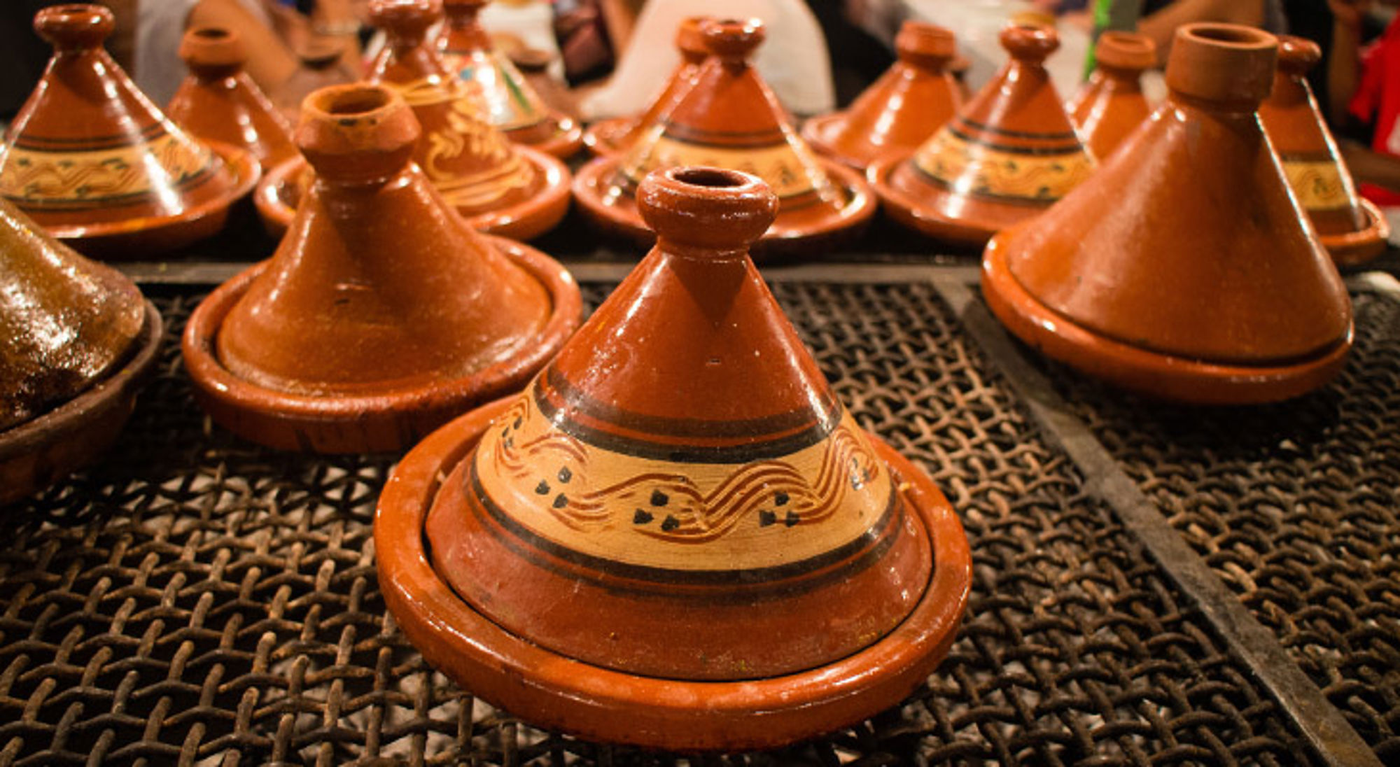 Tajine Marrakech Aardewerken tajines met decoratie, klaar om te serveren in een restaurant.
