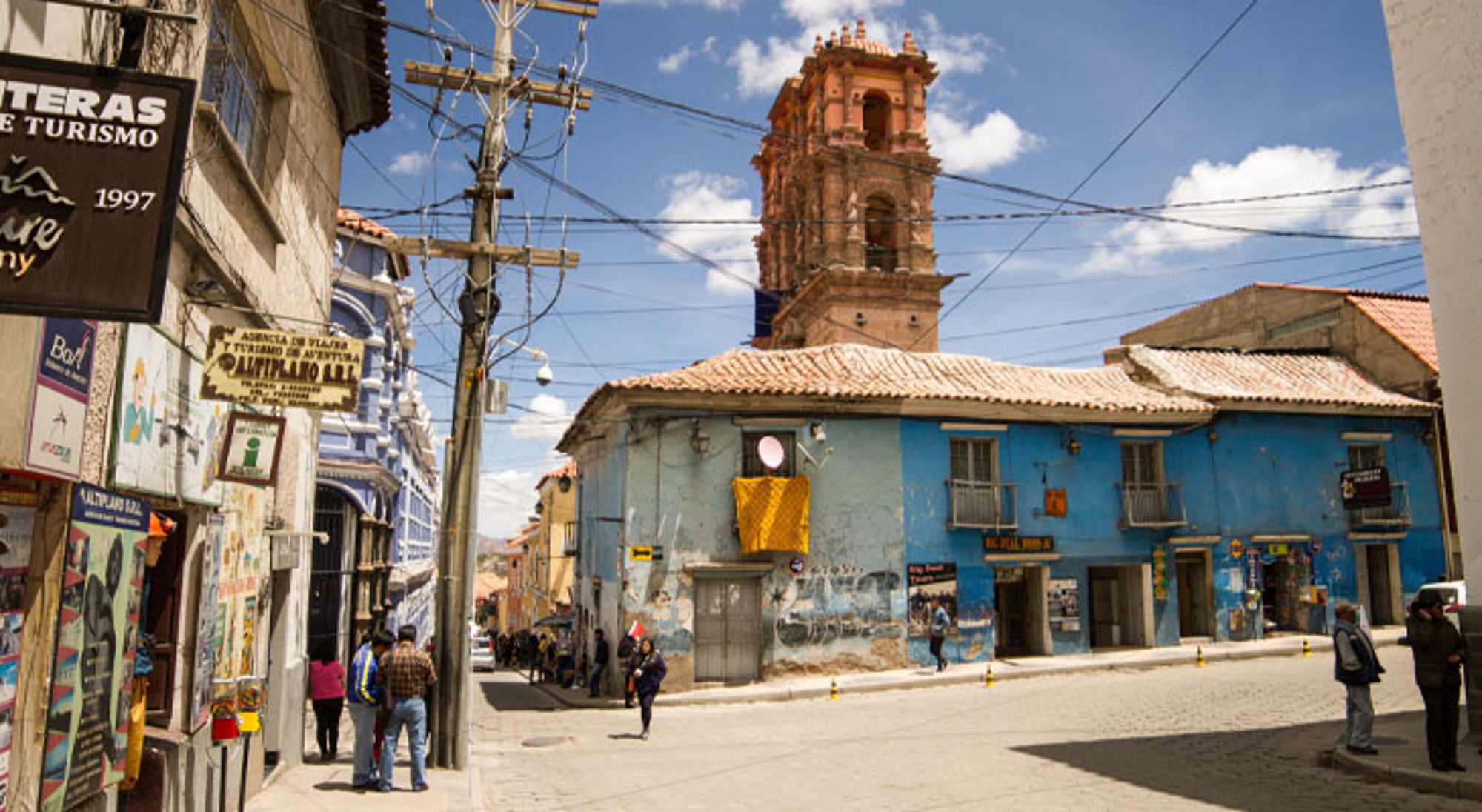 Potosi Bolivia Straatbeeld in Potosí, Bolivia, met kleurrijke gebouwen en een historische kerktoren onder een blauwe lucht.