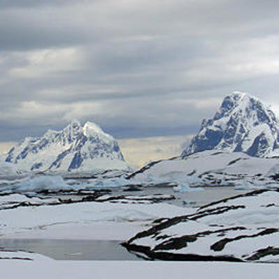 Sneeuwbergen en ijslandschap in Antarctica tijdens de Crossing the Circle expeditie.