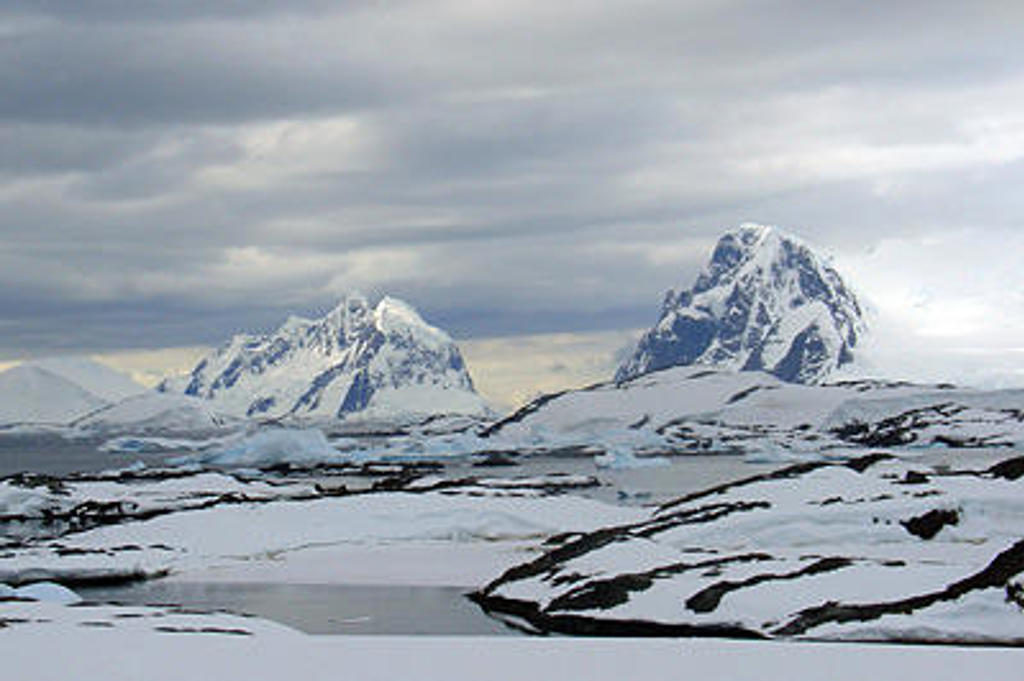 Sneeuwbergen en ijslandschap in Antarctica tijdens de Crossing the Circle expeditie.