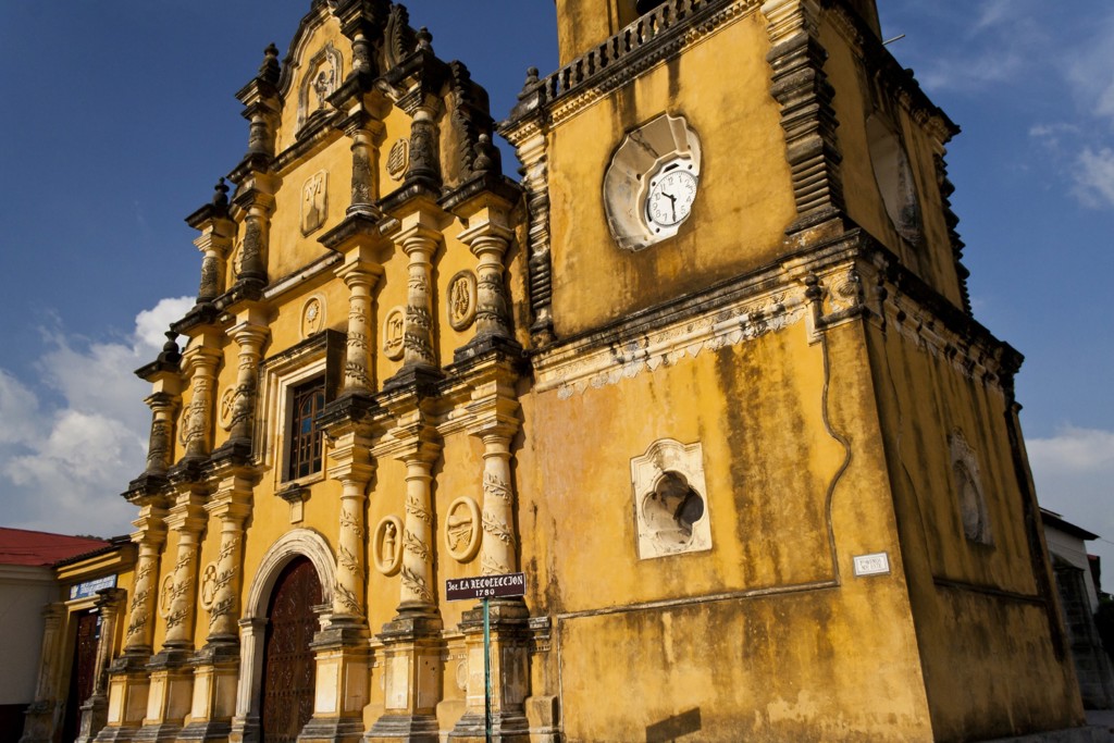 Gele kathedraal met klokkentoren in León, Nicaragua, tijdens groepsrondreis Nicaragua en Costa Rica.