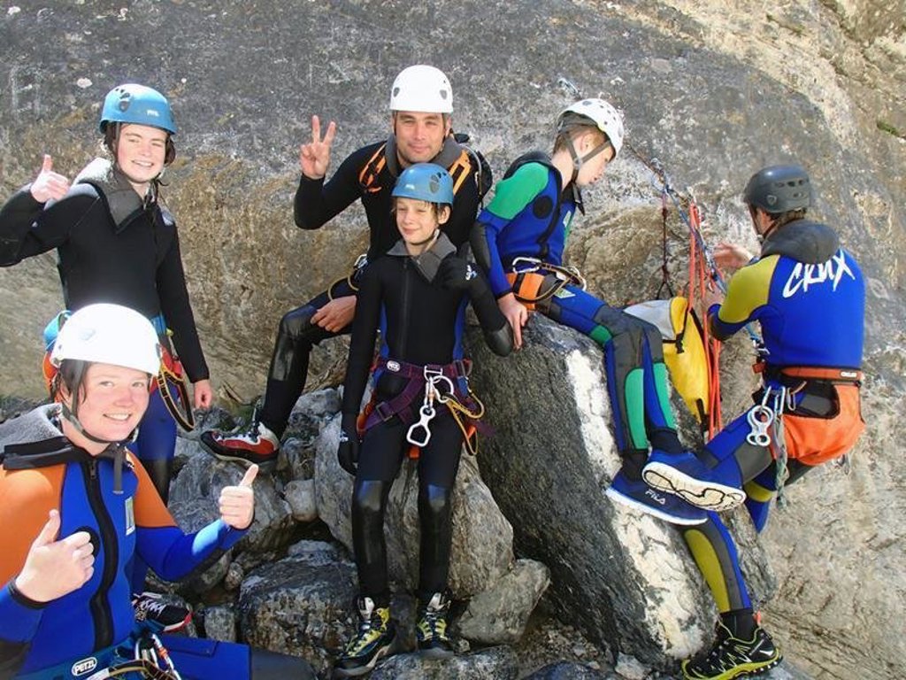 Gezin maakt een wandeling in het Mercantour-gebied bij de Vésubie-vallei in Frankrijk.