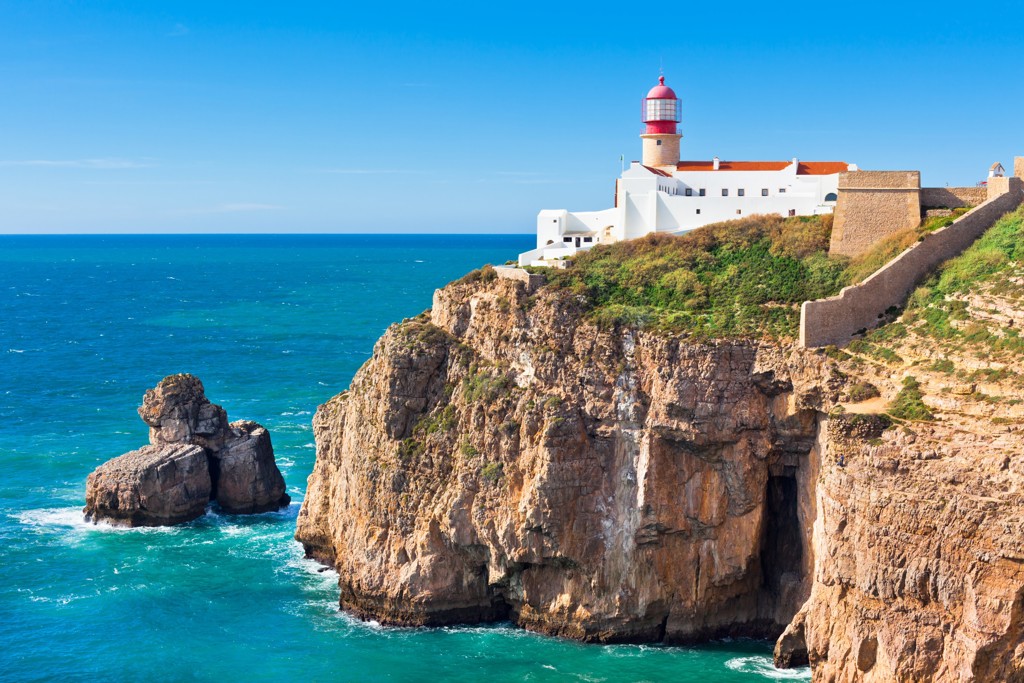 Vuurtoren op de kliffen van de Costa Vicentina aan de Atlantische Oceaan, Portugal.