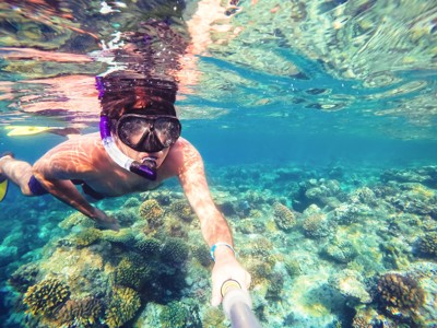 Snorkelen boven kleurrijke koraalriffen in de Rode Zee tijdens de Route Egypte.
