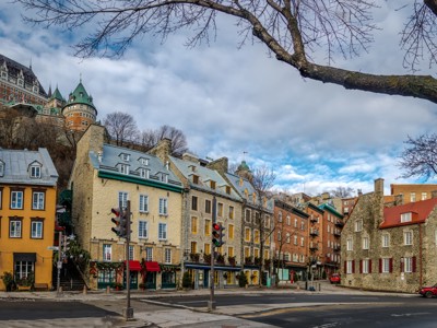 Straatbeeld in Old Québec met Château Frontenac op de achtergrond, Oost-Canada route.