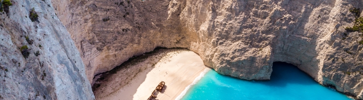Uitzicht op Navagio Beach op Zakynthos met scheepswrak, witte kliffen en helderblauwe zee.