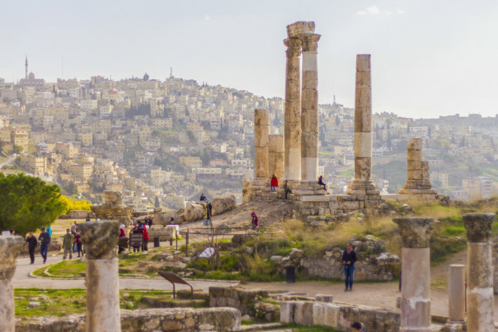 Romeinse ruïnes van de Citadel van Amman met uitzicht op de stad, tijdens een 22-35ers reis Jordanië.