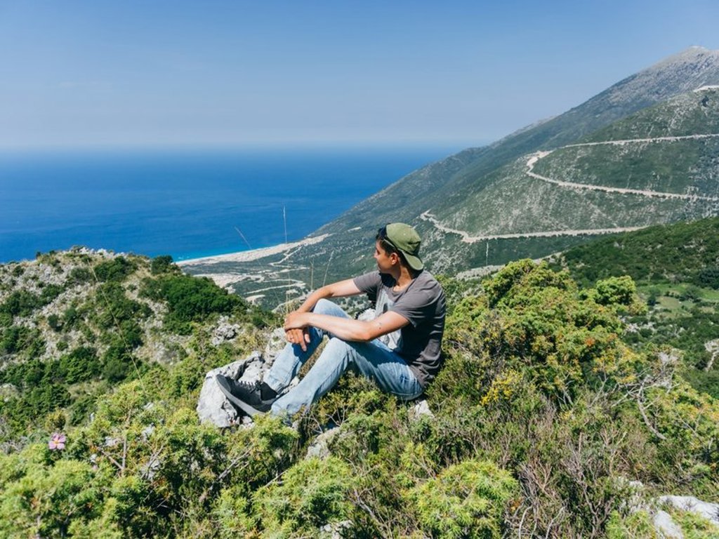 22-35ers groepsrondreis Albanië: reizigers in de bergen met uitzicht op groene vallei.