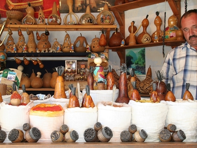 Kraam met specerijen en handgemaakte kalebasdecoraties langs de Zijderoute.