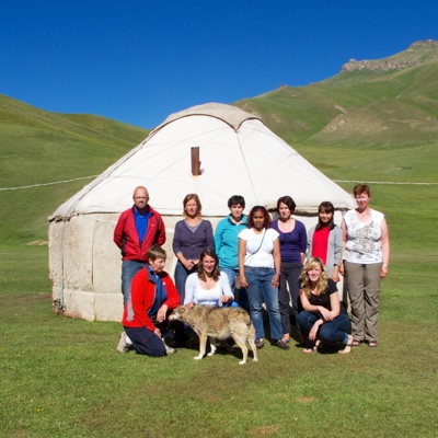 Reisgroep bij een traditionele yurt in het groene berglandschap tijdens de groepsrondreis Zijderoute.