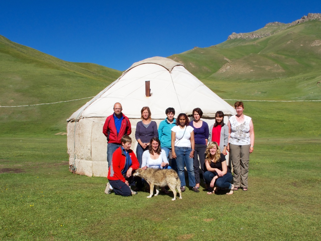 Reisgroep bij een traditionele yurt in het groene berglandschap tijdens de groepsrondreis Zijderoute.