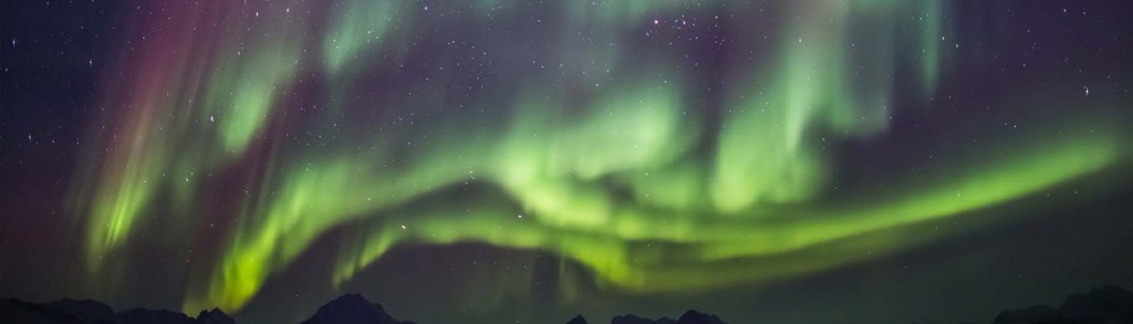 Noorderlicht boven het landschap van Groenland tijdens een groepsrondreis.