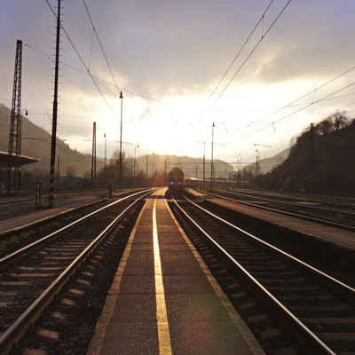 Trein op een spoorwegstation bij zonsopkomst tijdens een groepsrondreis door Centraal-Europa met de trein.