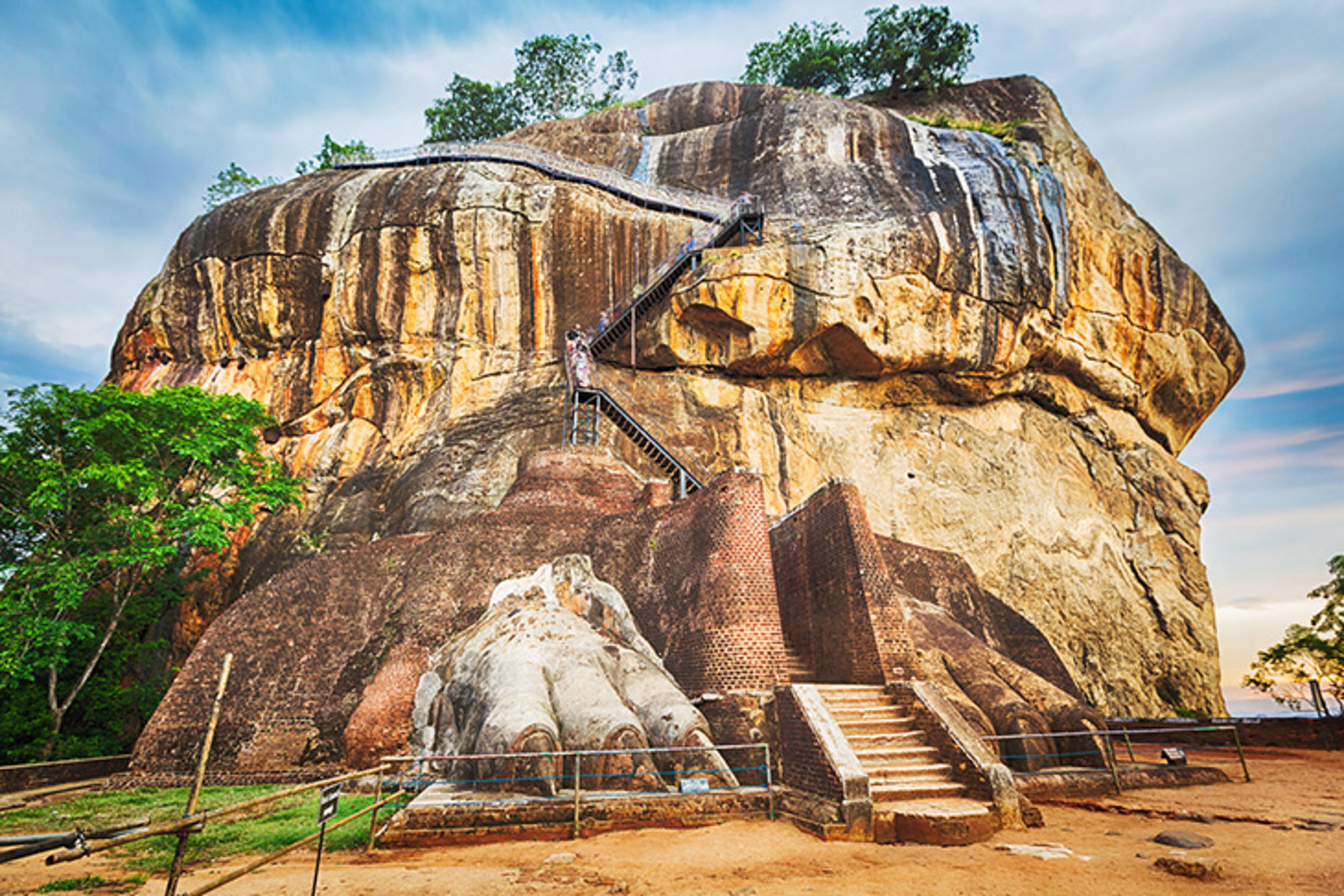Sigiriya-rots met trap naar de top en de leeuwenpoot bij de ingang, Sri Lanka.