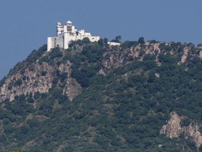 Fort Kumbhalgarh op een groene heuvelrug in Rajasthan, Noord-India.