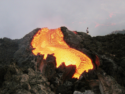 Gloeiende lavastroom bij de vulkaan Stromboli tijdens de 8-daagse wandelvakantie Sicilië, dag 7.
