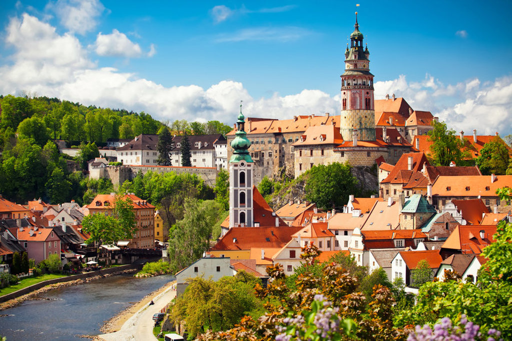 Uitzicht op Český Krumlov met kasteel en rode daken aan de rivier, tijdens groepsrondreis Centraal Europa.