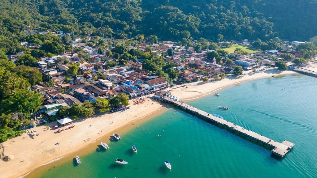 Groep 22-35ers op het strand in Brazilië tijdens een groepsrondreis.
