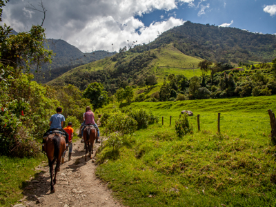 Paardrijden door groene heuvels en bergen in Colombia, onderdeel van de Route Colombia.