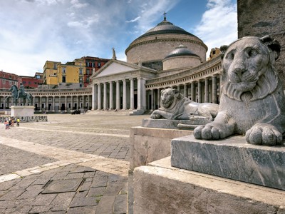 Piazza del Plebiscito in Napels met marmeren leeuwenbeelden en de basiliek van San Francesco di Paola.
