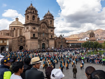 Drukte op Plaza de Armas in Cusco met de kathedraal op de achtergrond, tijdens Route Peru.