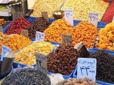 Kleurige stapels gedroogd fruit en noten op een markt in Iran tijdens de Route Iran, 9 dagen.