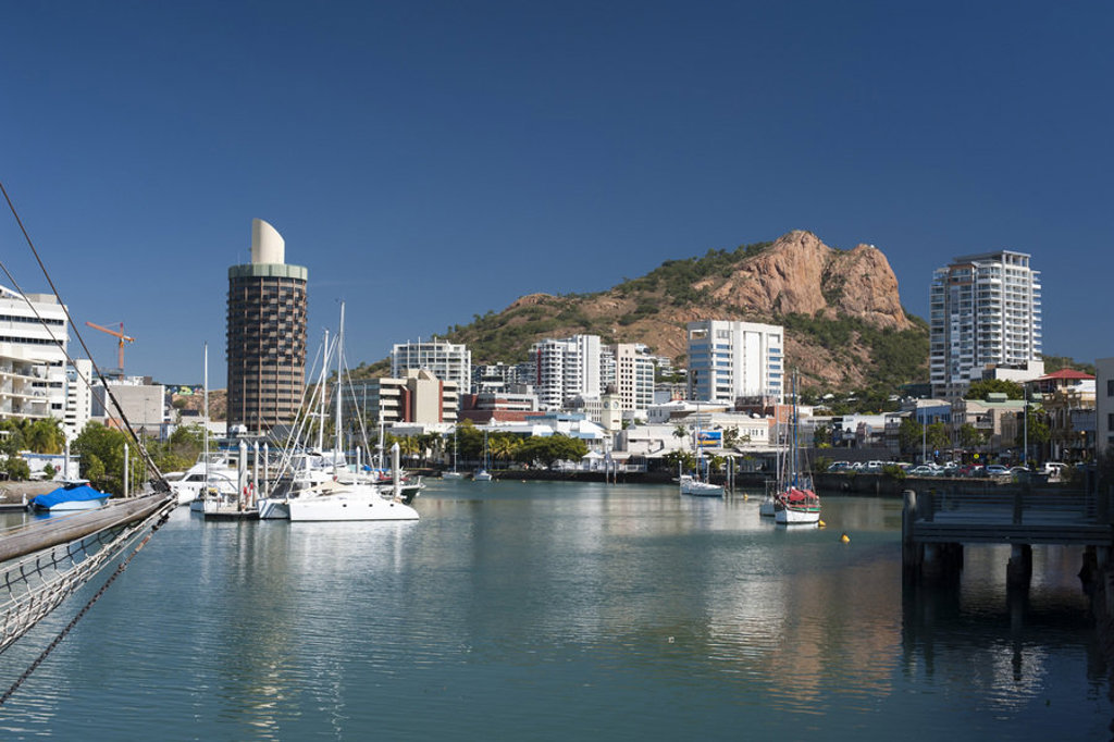 Haven van Townsville met zeilboten en skyline, met Castle Hill op de achtergrond tijdens 22-35ers reis Australië.