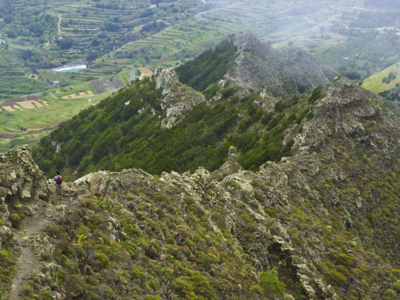 Wandelpad over een rotsige bergkam met uitzicht op groene valleien tijdens de 10-daagse wandelvakantie Tenerife & La Palma.