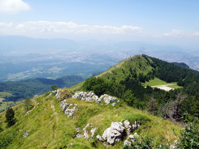 Uitzicht vanaf een bergkam tijdens de 10-daagse wandelvakantie in Bosnië & Herzegovina, met groene heuvels en vallei.